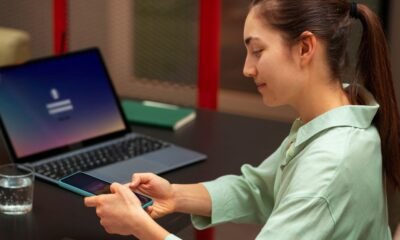 Inserting a SIM Card into Your Lenovo Flex 5