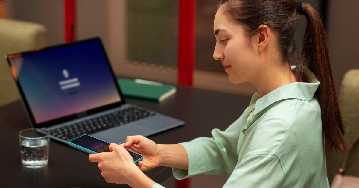 Inserting a SIM Card into Your Lenovo Flex 5